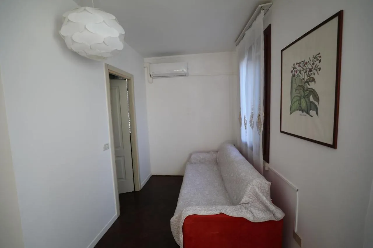 Lovely Apartment In Βενετία Πανσιόν