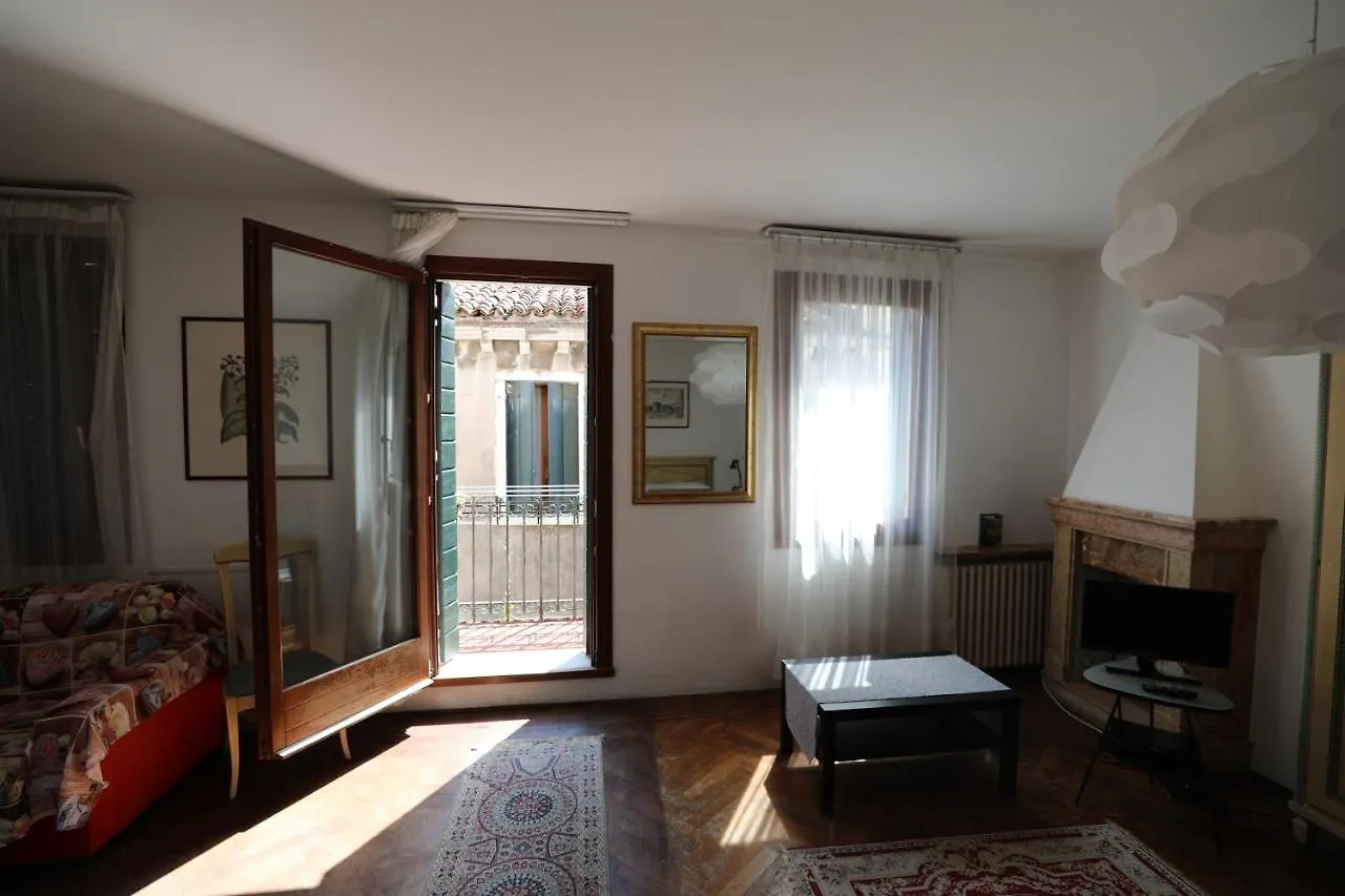 Lovely Apartment In Βενετία Πανσιόν