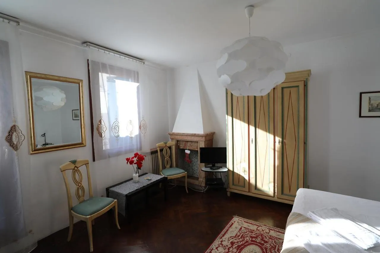Lovely Apartment In Βενετία