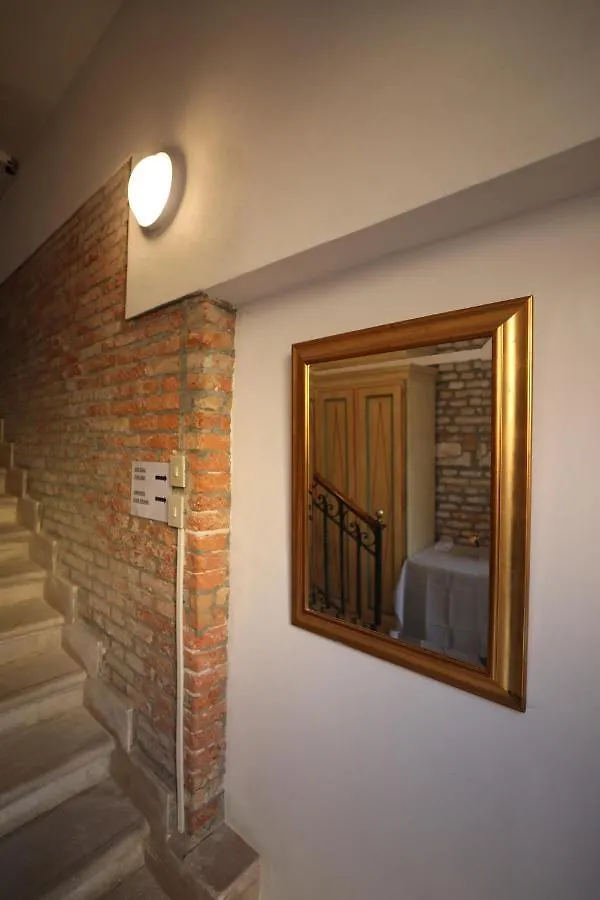 Lovely Apartment In Βενετία Πανσιόν