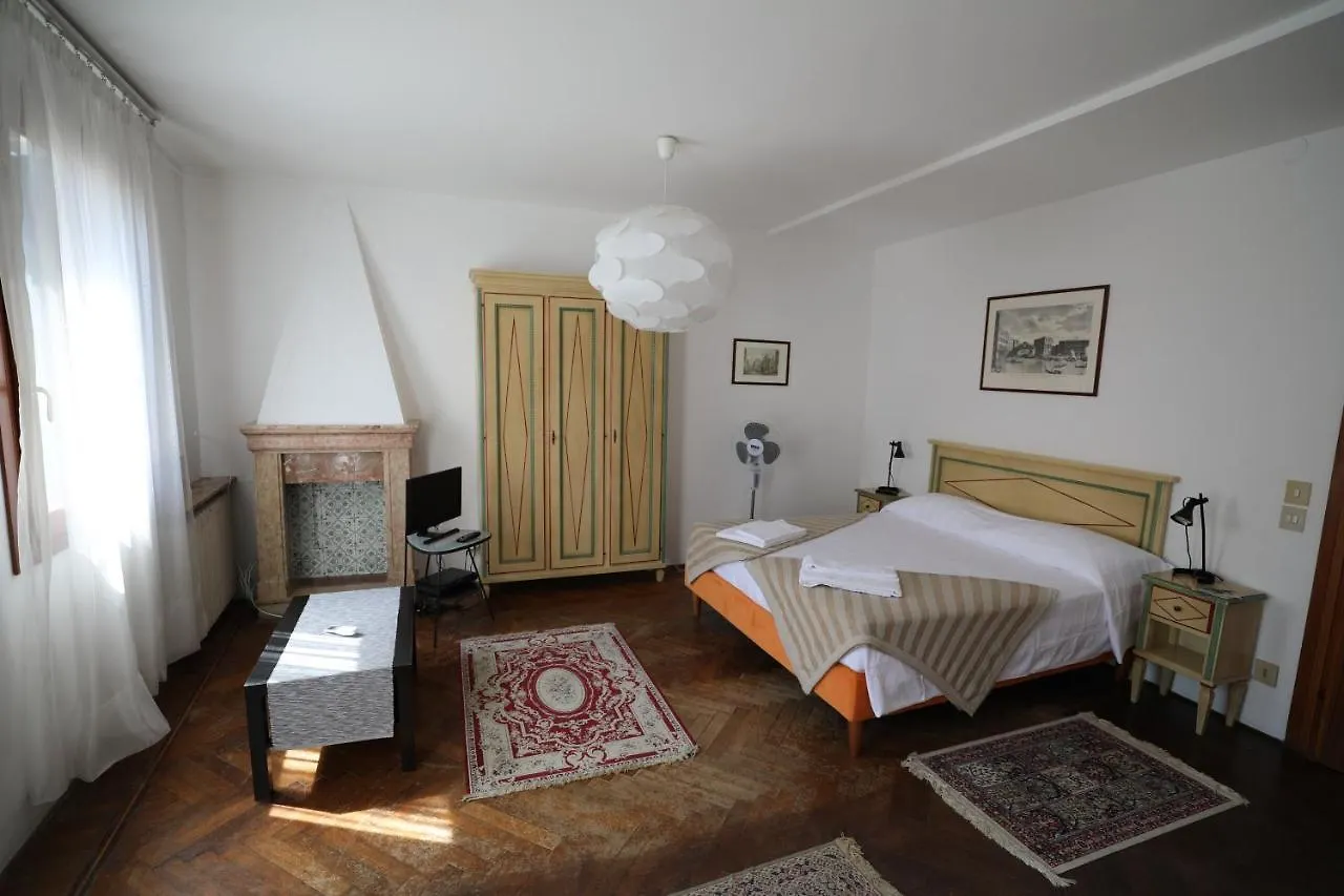 Lovely Apartment In Βενετία Πανσιόν