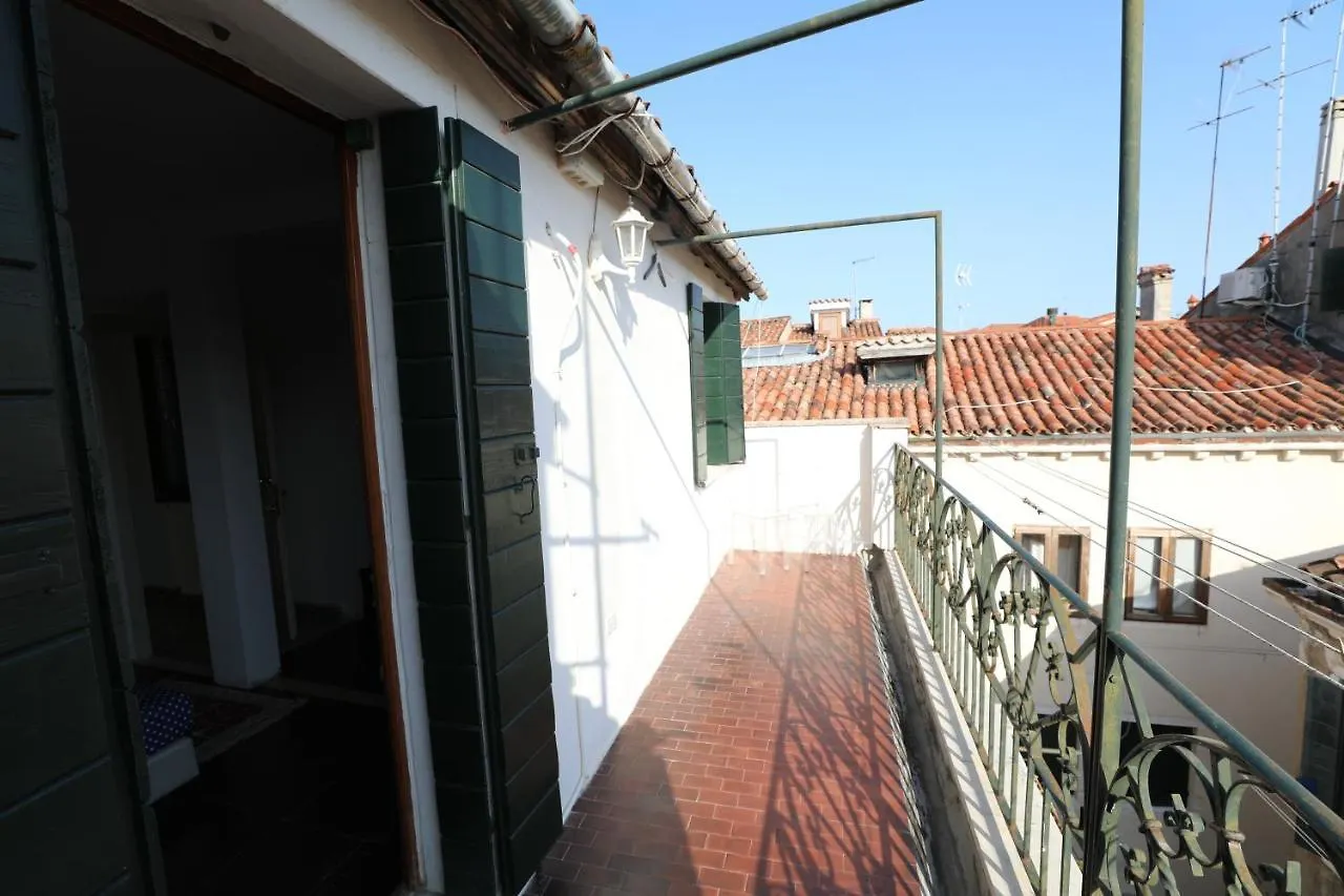 Lovely Apartment In Βενετία