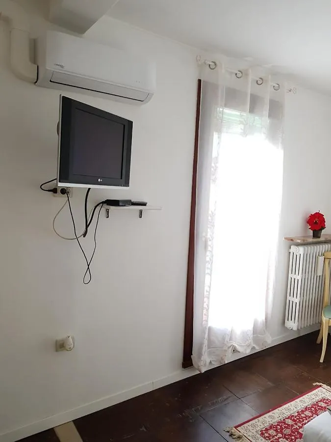 Lovely Apartment In Βενετία