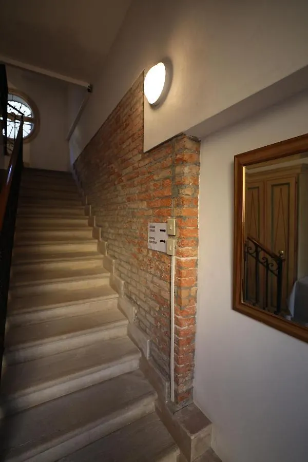 Lovely Apartment In Βενετία