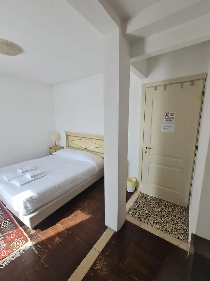 Lovely Apartment In Βενετία