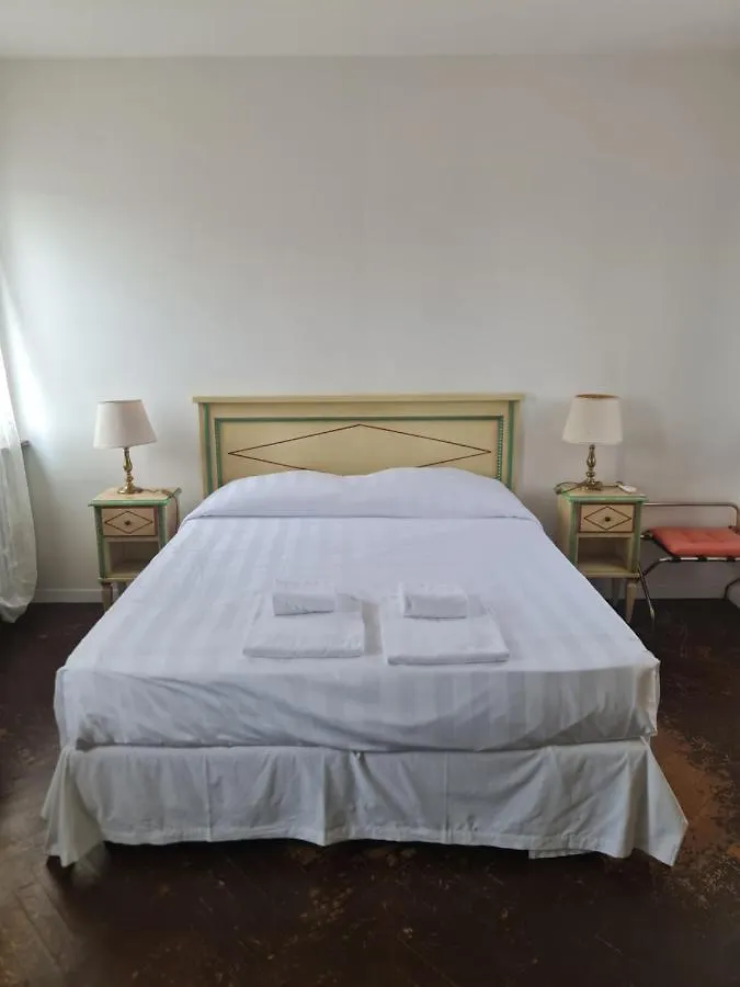 Lovely Apartment In Βενετία